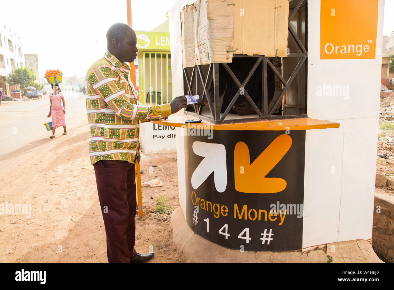 Überweisen Sie Geld NACH AFRIKA MIT ORANGE GELD Stockfoto