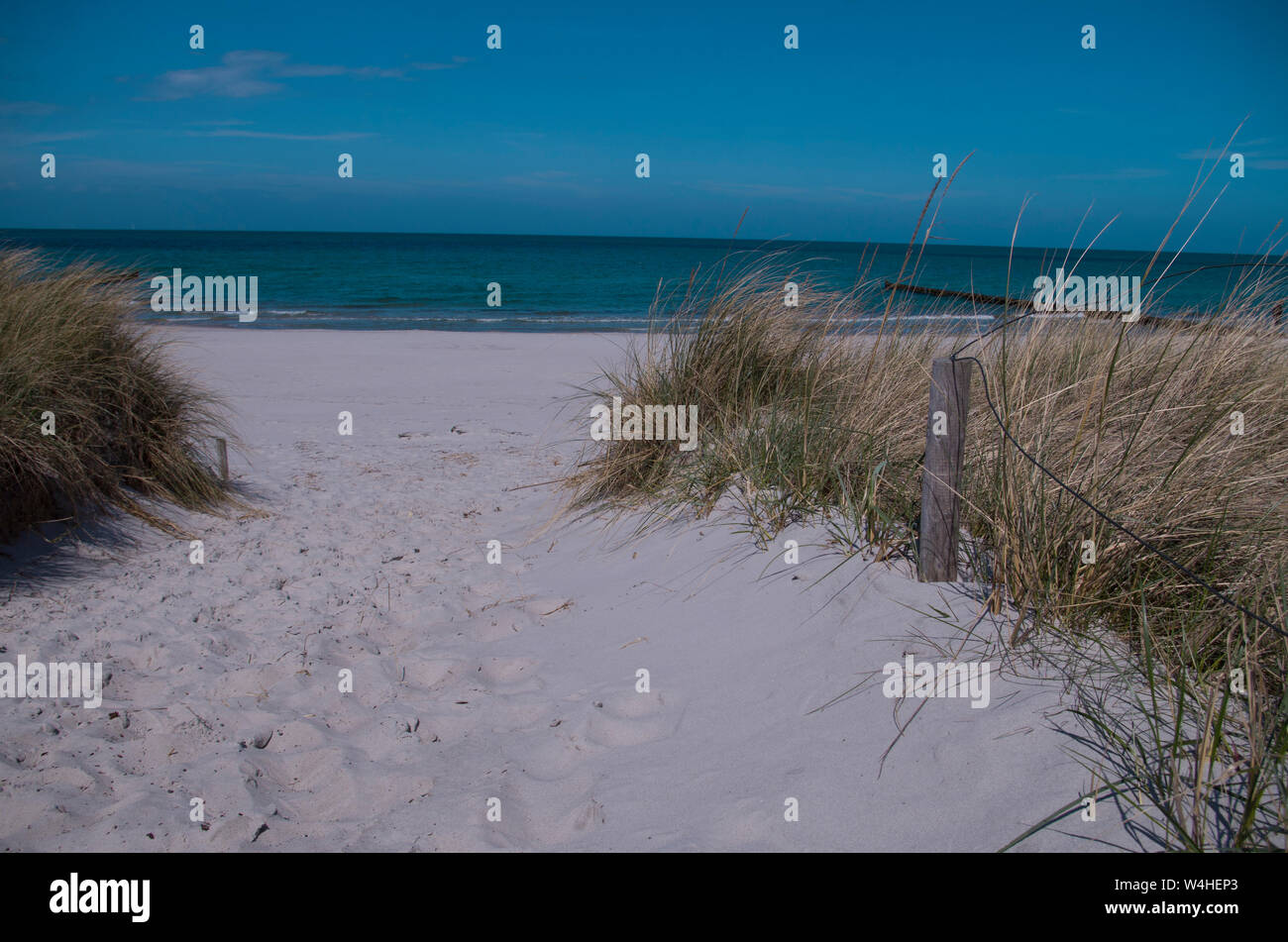 Weg in die Ostsee, Deutschland, Zingst Stadt. Urlaub in Europa, Reiseziele mit weißem Sand und endlose Strände. Stockfoto