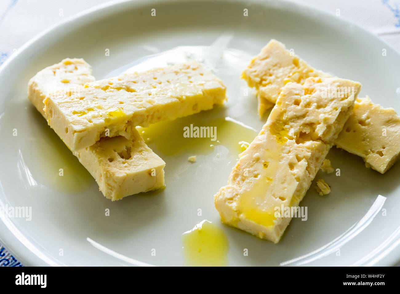 Griechenland, Zakynthos, frischen zierlichen griechischen Stil Feta Käse mit Knoblauch Olivenöl auf einer Platte Stockfoto