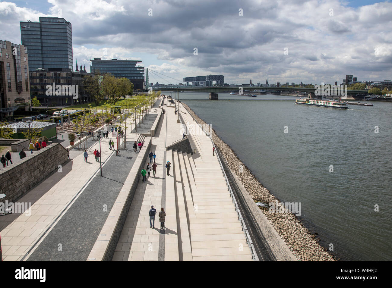 Rheinufer Terrassen, Rheinboulevard, an der Deutzer Werft, am Rhein, gegenüber der Kathedrale und der Altstadt, Köln, Stockfoto