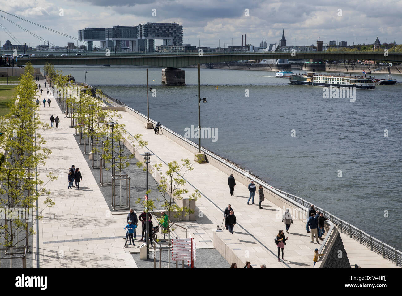 Rheinufer Terrassen, Rheinboulevard, an der Deutzer Werft, am Rhein, gegenüber dem Dom und der Altstadt, Köln, Stockfoto