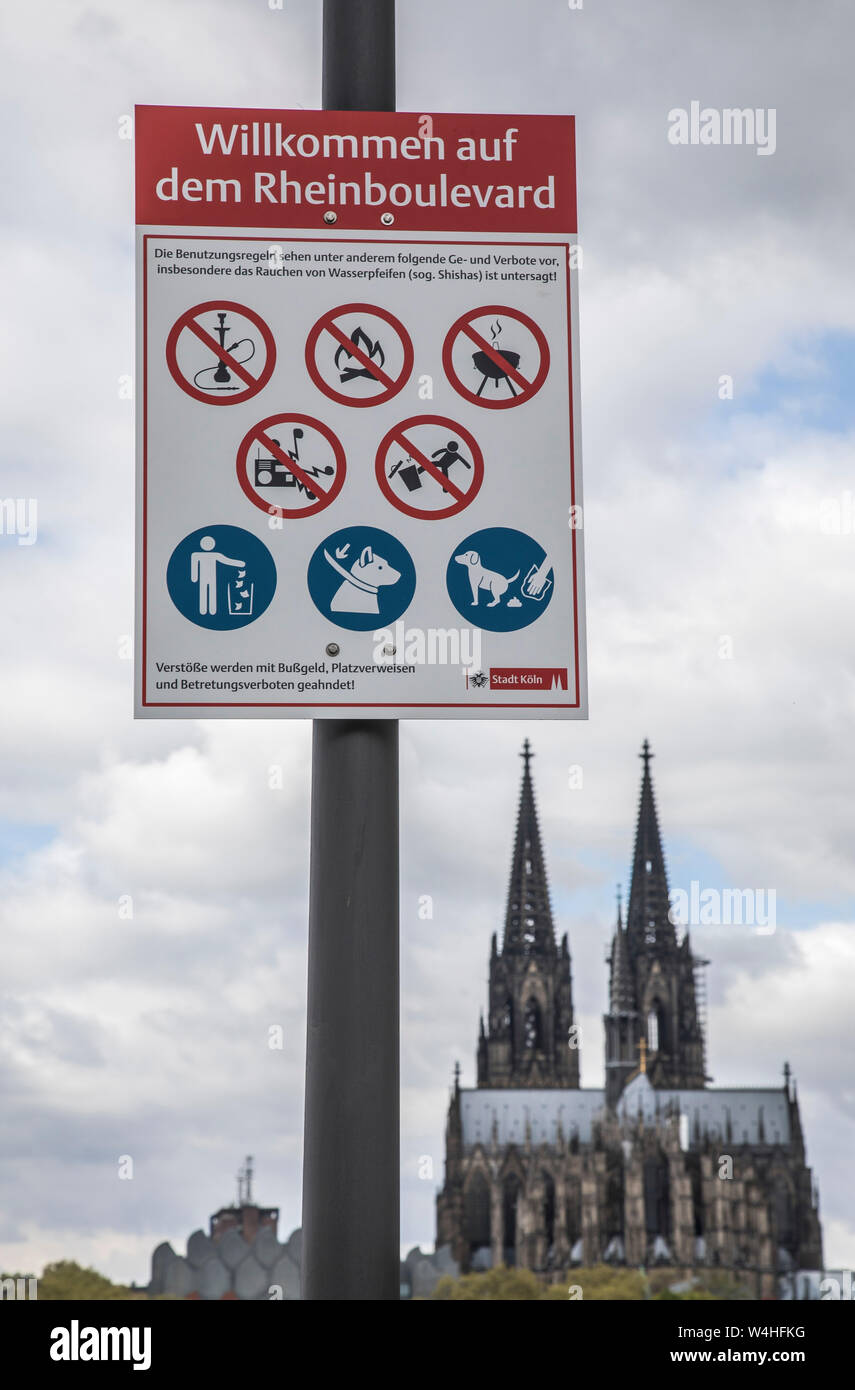 Verbotsschild am Ufer des Rheins, Terrassen, Rheinboulevard, an der Deutzer Werft, am Rhein, gegenüber der Kathedrale und der Altstadt, Co Stockfoto