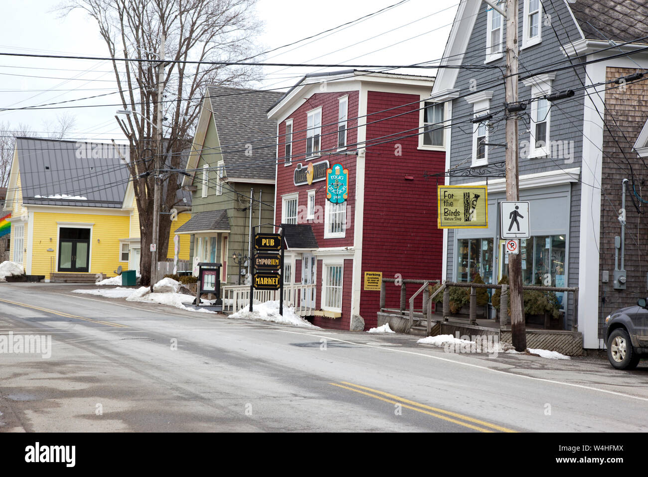 Mahone Bay, Nova Scotia - 6. März 2013: Blick auf die lokalen Pub und Hobby Shop an der Mahone Bay Hauptstraße Stockfoto