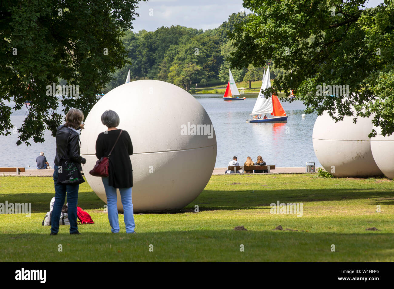 Aasee in MŸnster, Deutschland, Kunst Objekte 'Giant Poolballs', Segelboote, Stockfoto
