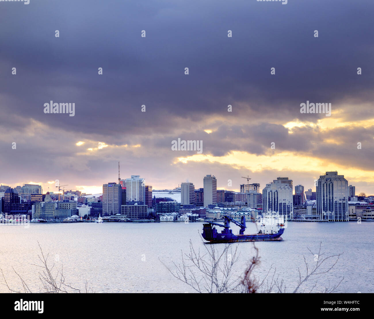 Halifax/Nova Scotia Dartmouth - Dezember 12, 2013: Auf dem Dartmouth Seite der Hafen von Halifax mit Blick über die Innenstadt von Halifax im w Stockfoto