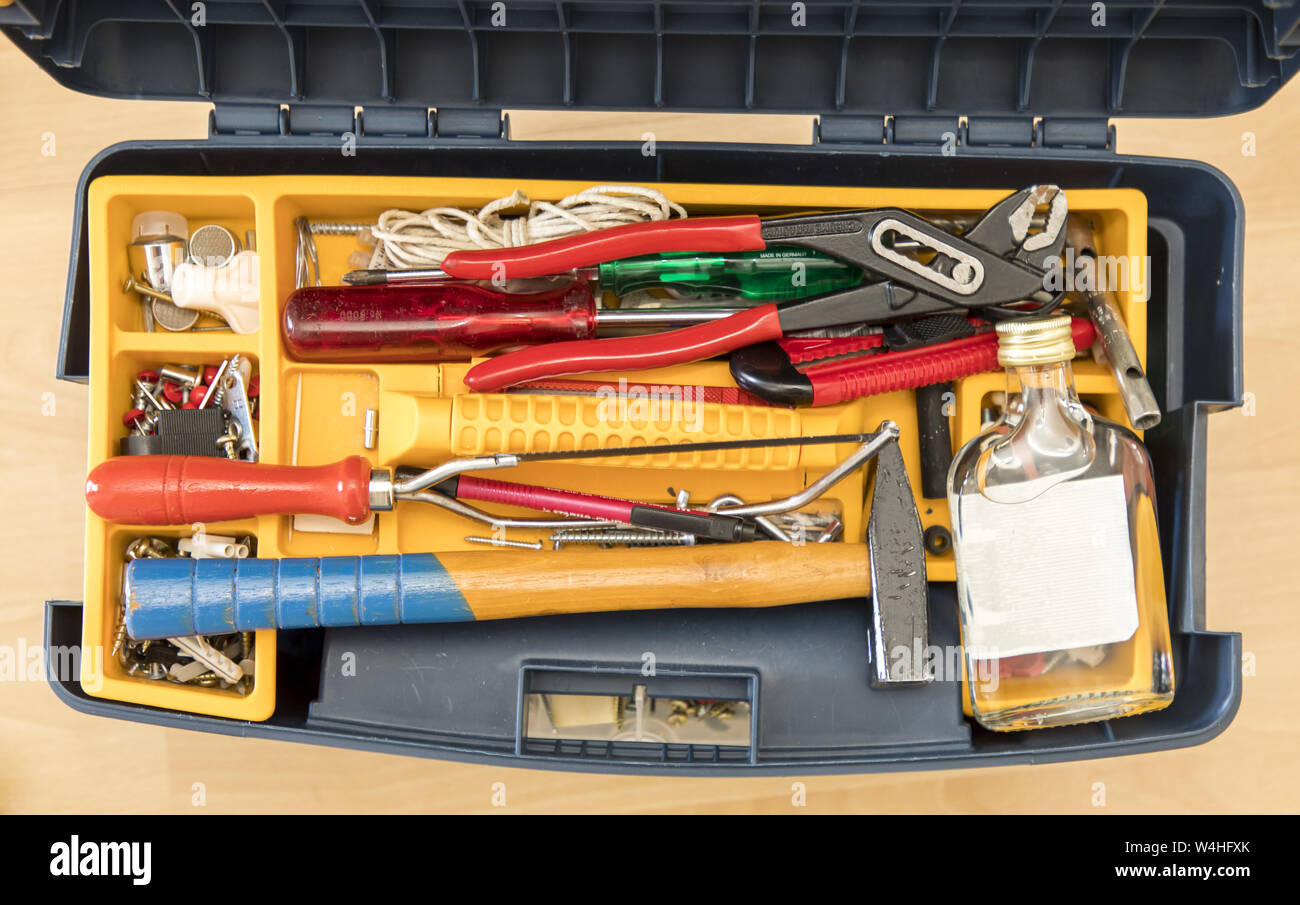 Symbol Bild Sucht Alkohol Alkohol Bei Der Arbeit Handwerker Werkzeugkoffer Stockfotografie Alamy