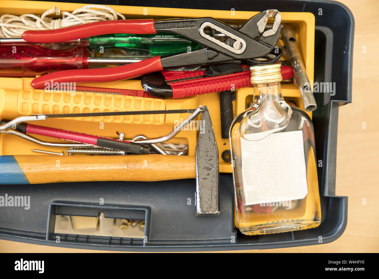 Symbol Bild Sucht Alkohol Alkohol Bei Der Arbeit Handwerker Werkzeugkoffer Stockfotografie Alamy