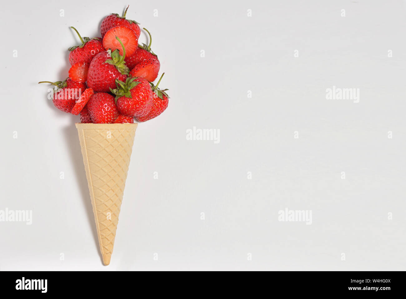 Erdbeere Obst Eis in der Waffel Kegel Stockfoto