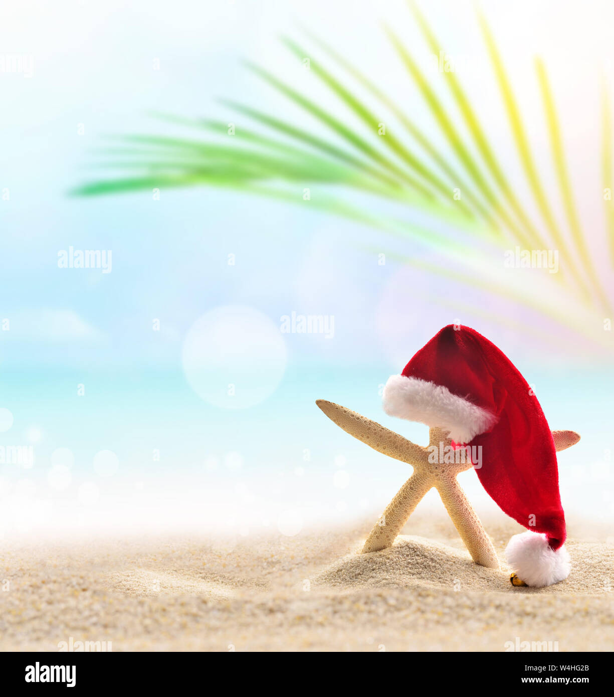 Seesterne in Santa Hut auf dem Sommer Strand. Weihnachten Konzept. Stockfoto