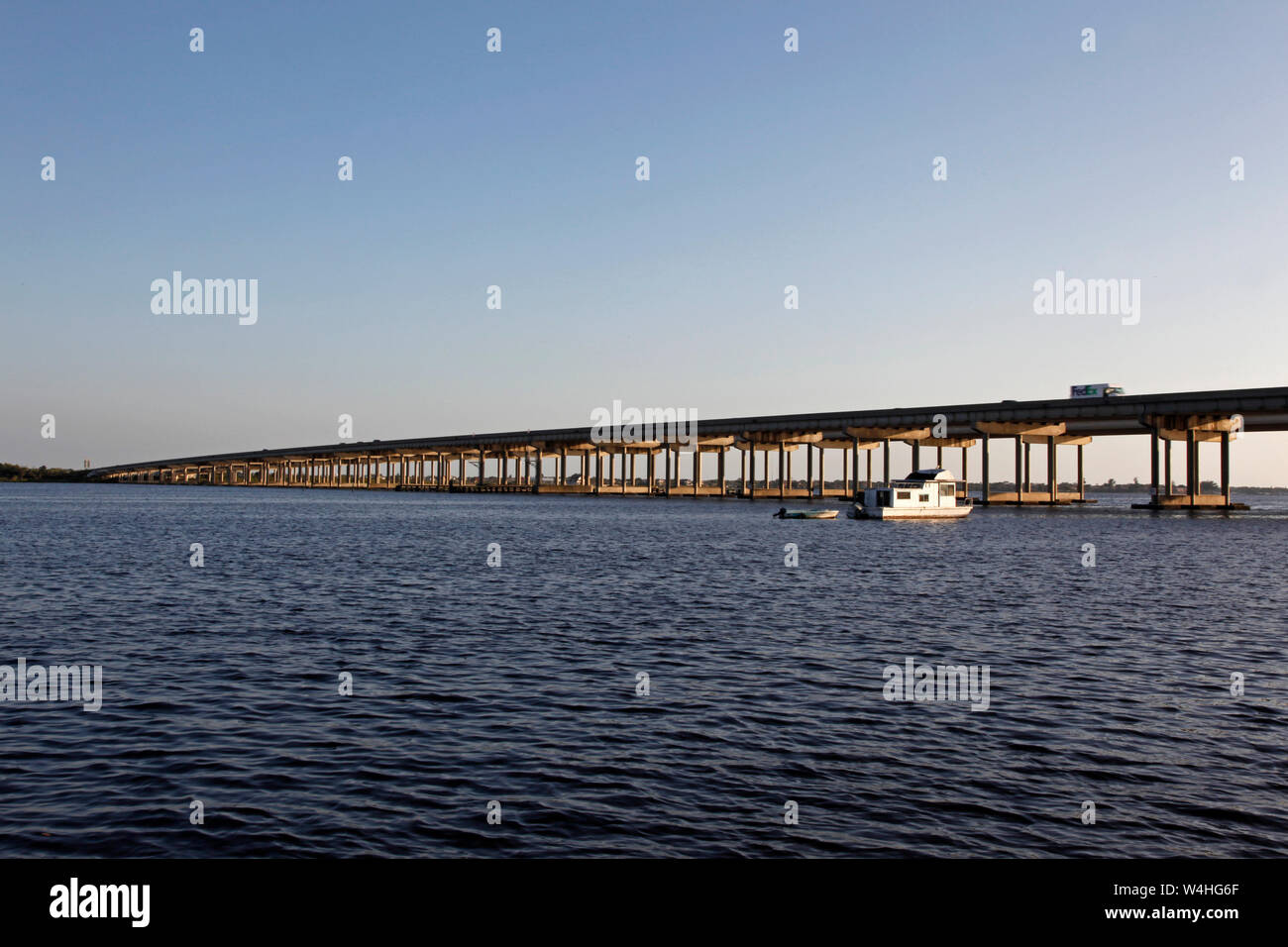 Ellenton, Florida - April 6, 2010: Der Trooper JD Jungen Brücke Überlagerungen der Manatee River in Florida Stockfoto