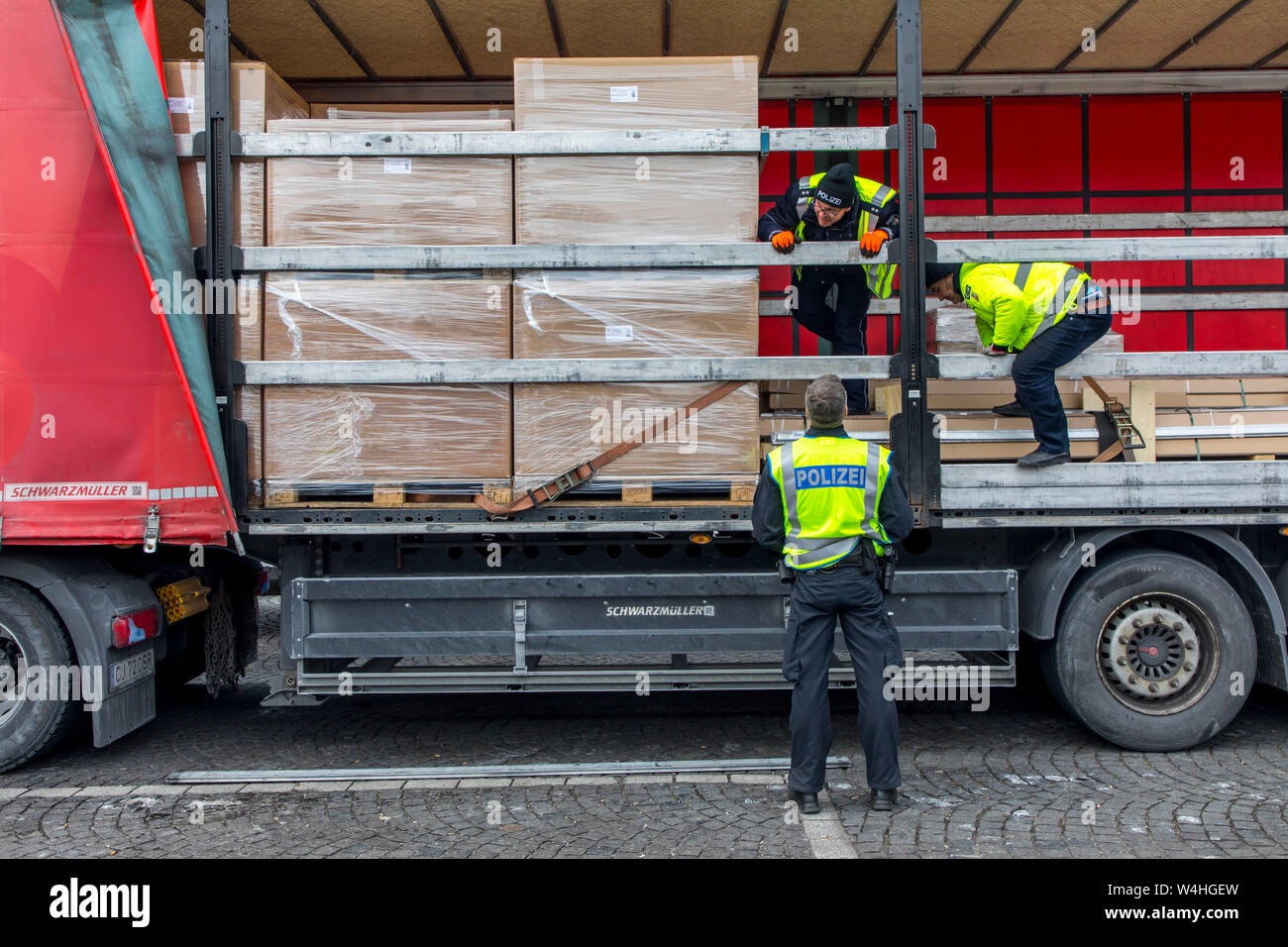 Die Polizei Kontrollen auf der Autobahn A3 in der Nähe von Solingen, Kontrollen der Schwerpunkt von Lkw, Checkpoint an der Ohligser Heide West Rastplatz, Deutschland, Stockfoto