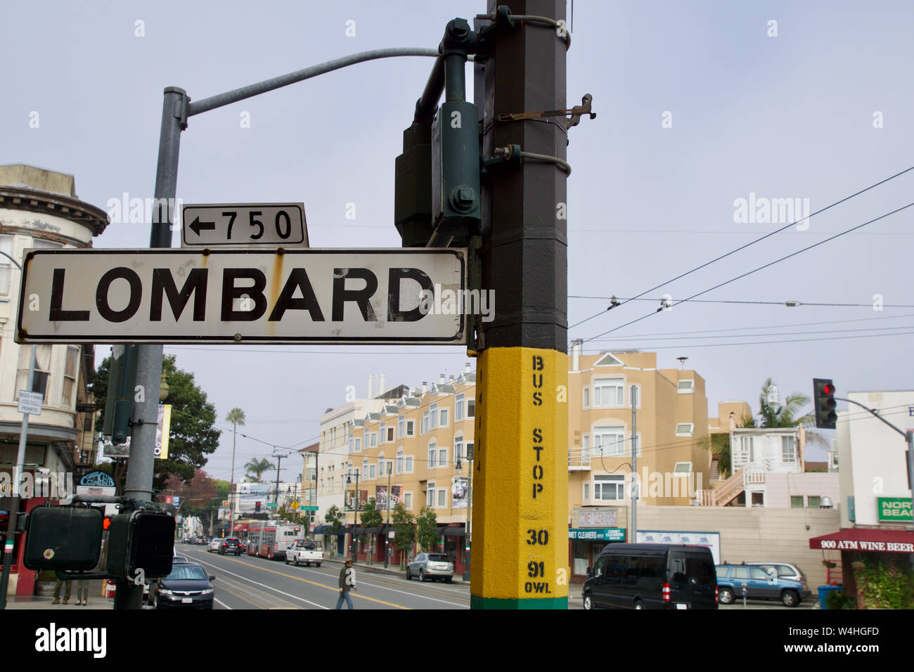 SAN FRANCISCO, California, United States - Jun 25th, 2018: Street Sign der Lombard Street, am besten als die Krumme Straße der Welt wissen Stockfoto