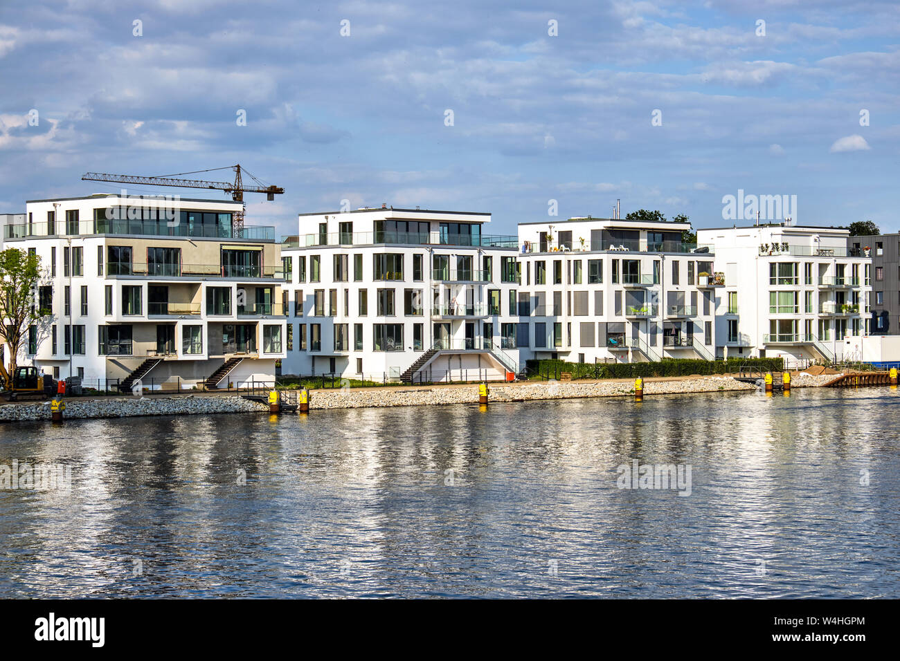 Moderne Häuser an der Spree in Berlin, Deutschland Stockfoto