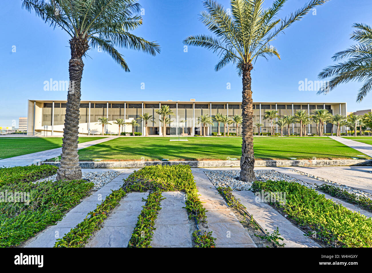 DOHA, Katar - 1. JANUAR 2016: Zeitgenössische Architektur und formale Rasen an der Education City, Doha während eines Winter am späten Nachmittag Stockfoto