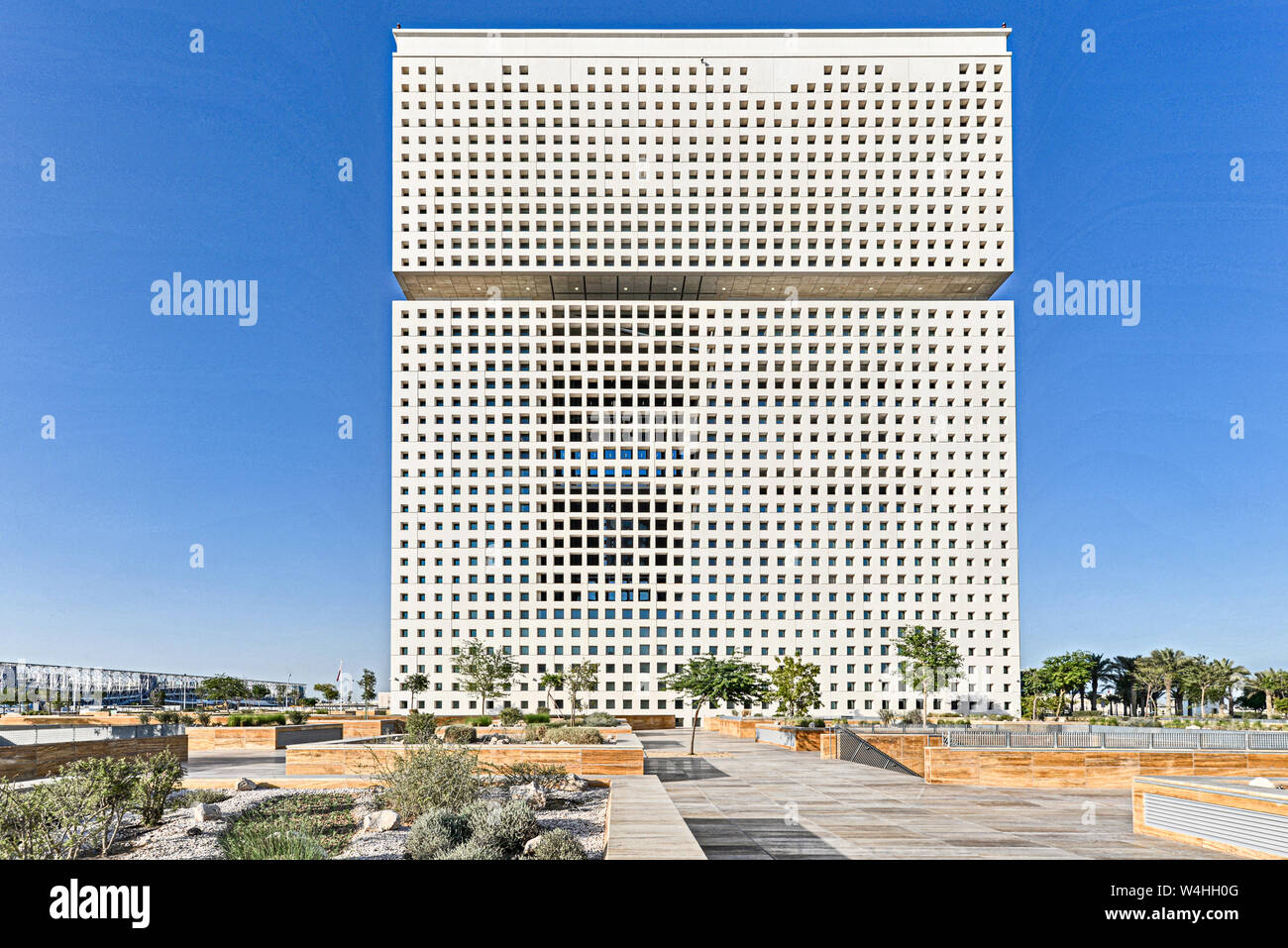 DOHA, Katar - 1. JANUAR 2016: Katar Stiftung Hauptsitz, Bildung Stadt, von OMA Architekten, während ein Winter am späten Nachmittag konzipiert Stockfoto