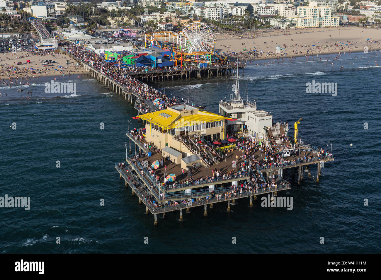Santa Monica, Kalifornien, USA - 6. August 2016: Luftaufnahme von ereignisreichen Wochenende Massen auf bekannten Santa Monica Pier in der Nähe von Los Angeles. Stockfoto