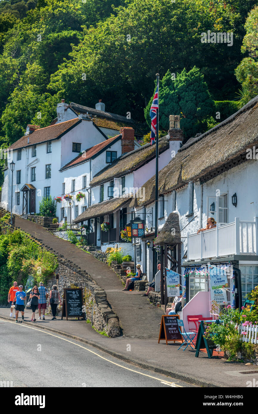 Hafen von Lynmouth, North Devon, England. Dienstag, den 23. Juli 2019. UK Wetter. Mit steigenden Temperaturen unter blauem Himmel, Urlauber genießen genießen Sie die Sonne im malerischen Hafen von Lynmouth in North Devon. Credit: Terry Mathews/Alamy leben Nachrichten Stockfoto