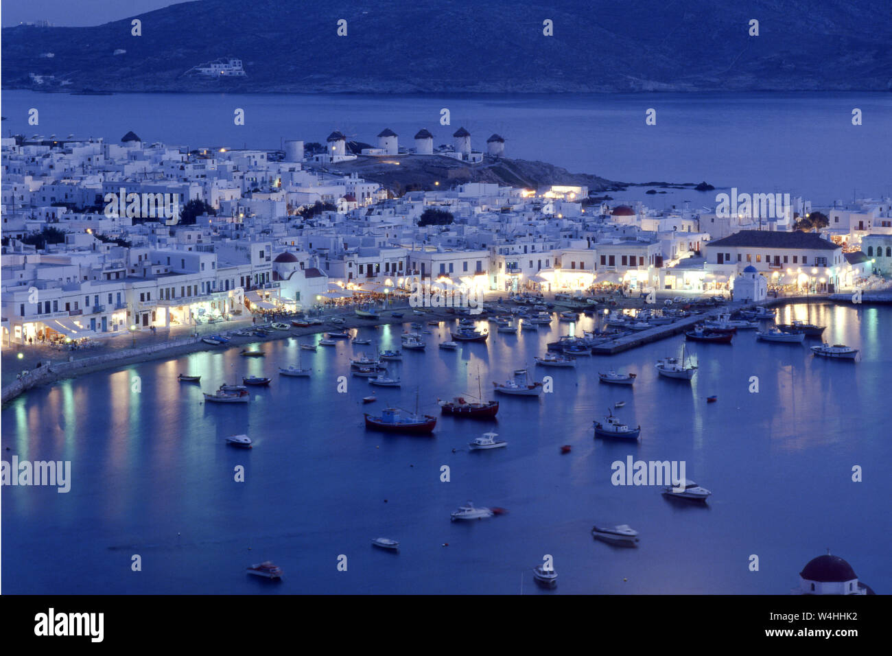 Hafen der Insel Mykonos in Griechenland bei Dämmerung Stockfoto