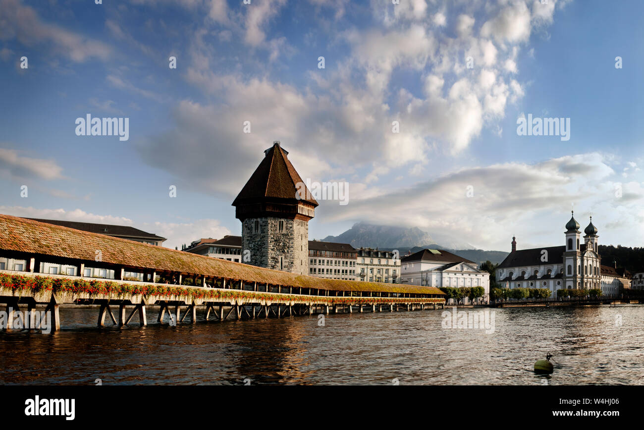 Überdachte Pier und altmodische Gebäude, Schweiz Stockfoto