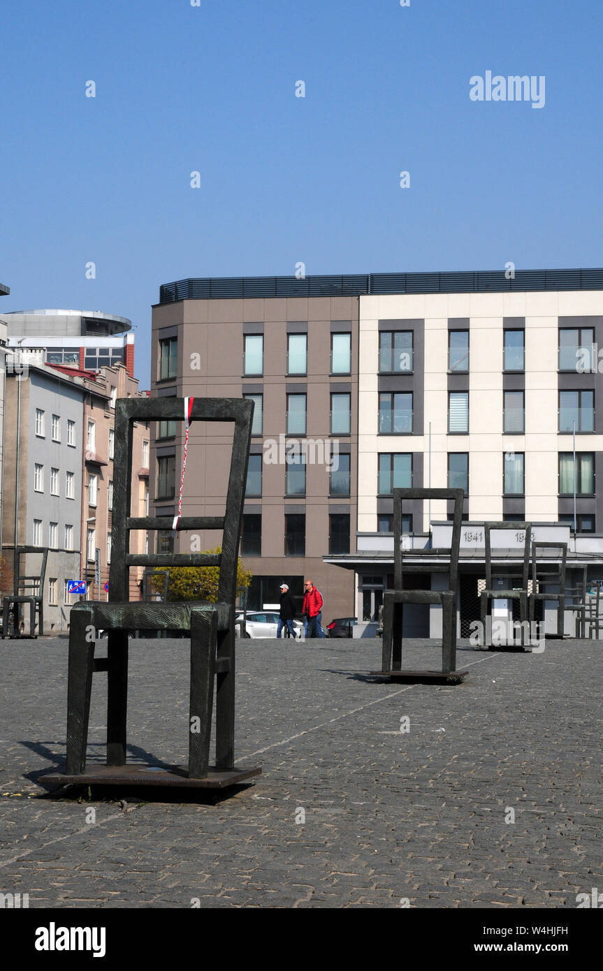 Einige der Stühle im Denkmal, Ghetto Heldenplatz, Krakau, Polen. Stockfoto