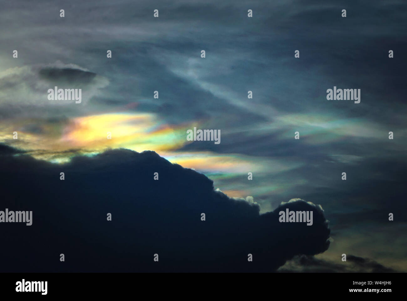 Cloud schillern oder irisation ist ein optisches Phänomen, das in einer Cloud auftritt und wird in der allgemeinen Nähe der Sonne oder Mond. Stockfoto