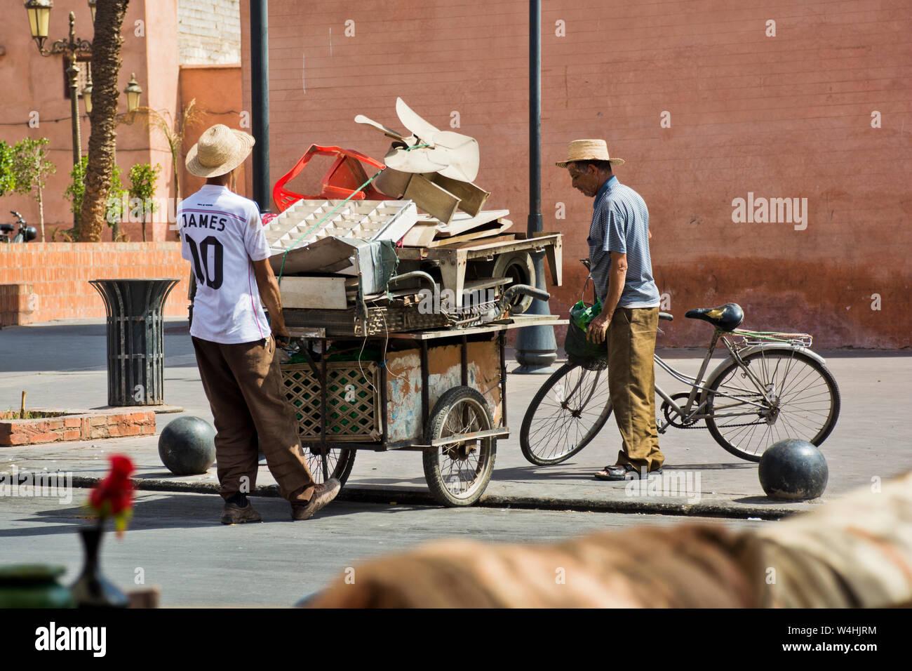 Straßenszene der lokalen marokkanischen Müllsammler und Radfahrer herum Markakech Souk und Stadtstraßen Stockfoto