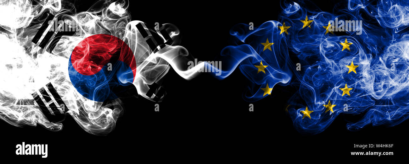 Südkorea vs Europäische Union, EU-Rauchigen mystic Flaggen nebeneinander. Dicke farbige seidig abstrakt Rauch Fahnen der Koreanischen und der Europäischen Union, Stockfoto
