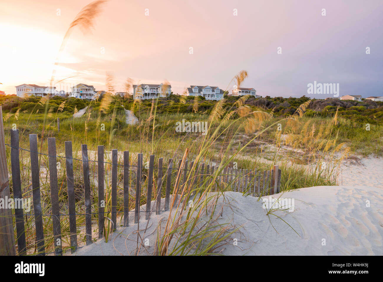 Beach Houses und Sanddünen bei Sonnenuntergang, Holden Beach, North Carolina Stockfoto