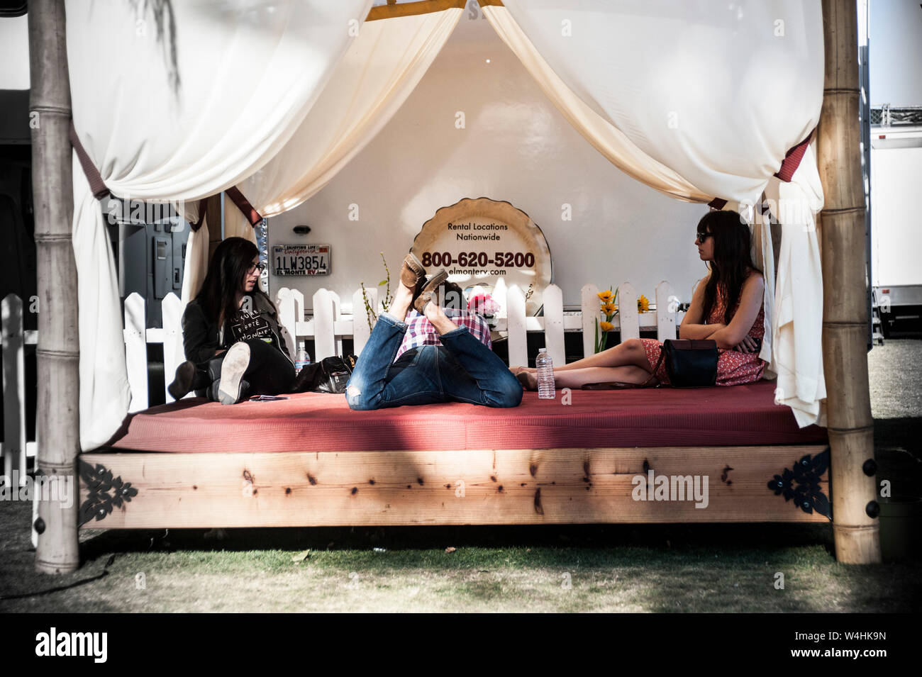 Party geht an Konzert in der berühmten Coachella Musikfestival Stockfoto