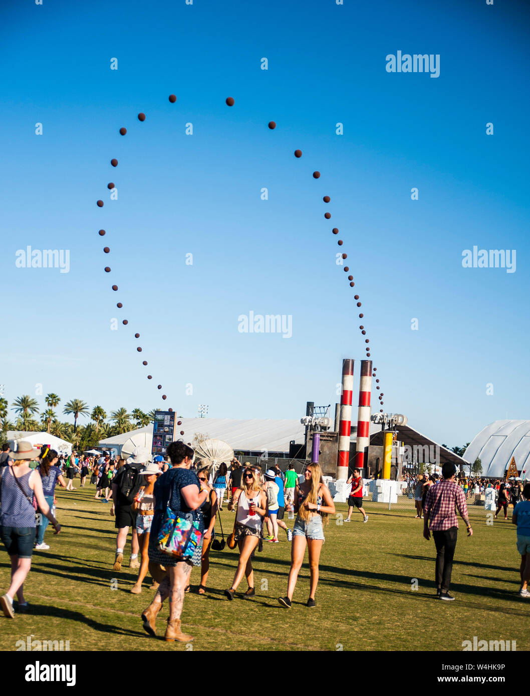 Ballon fliegen über Arty geht zu einem Konzert in der berühmten Coachella Musikfestival Stockfoto