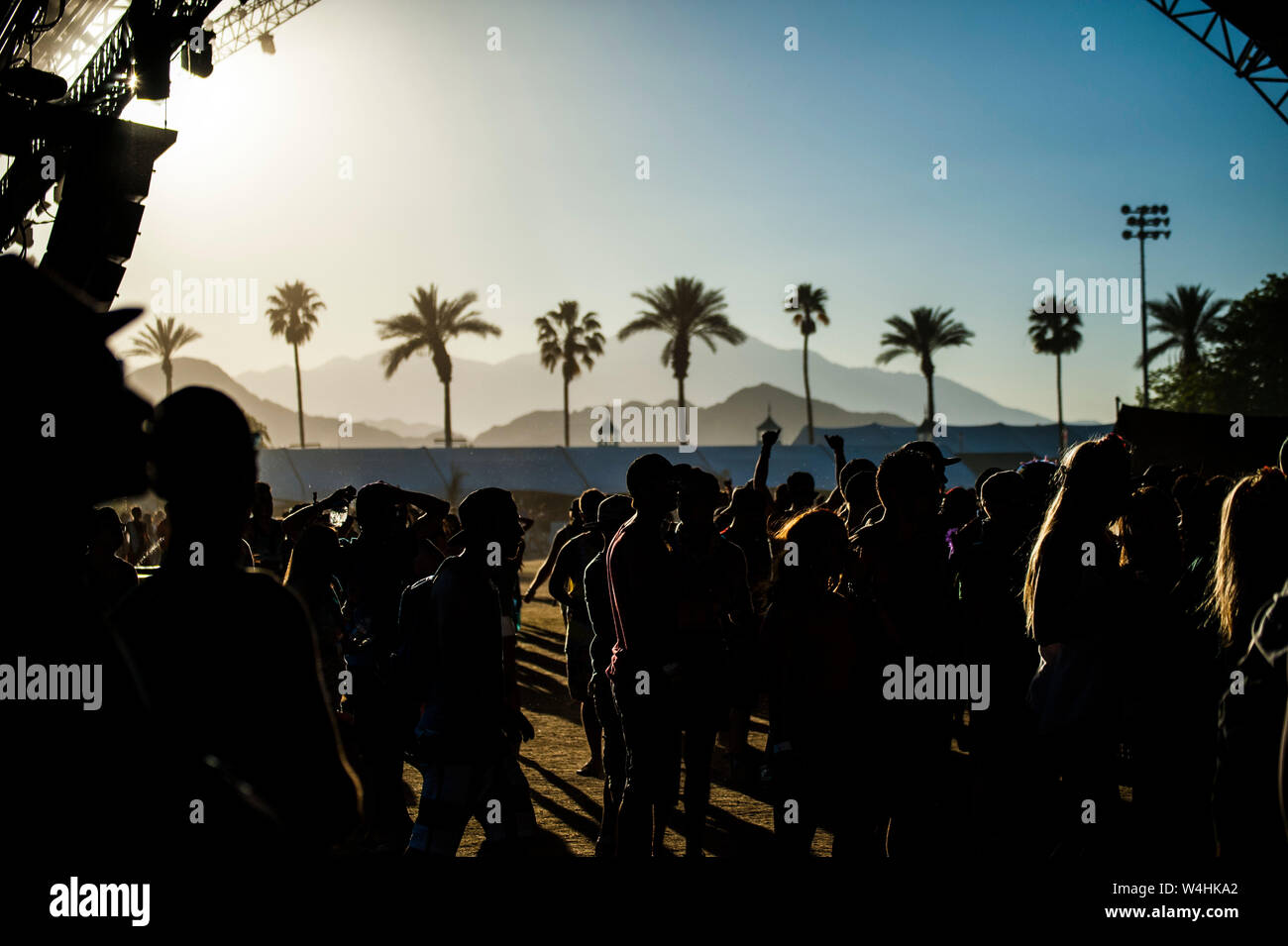 Konzertbesucher Besuchen die Coachella Valley Music Festival Stockfoto