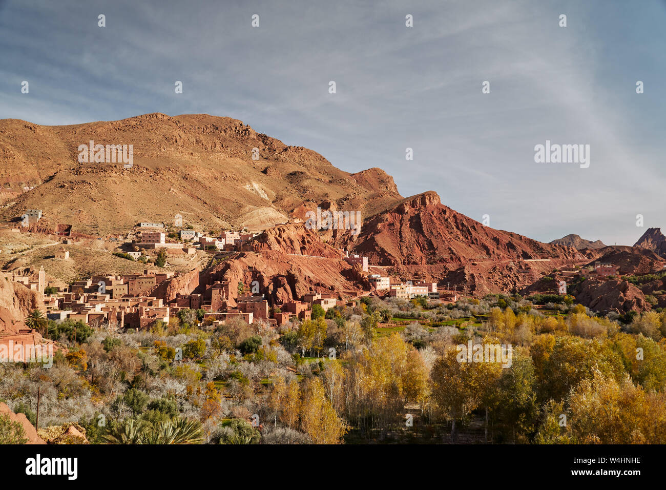 Red Rocks und natürlichen Felsen in einer ländlichen Stadt Du Dades Schluchten Canyon in Marokko Dessert, Afrika Stockfoto