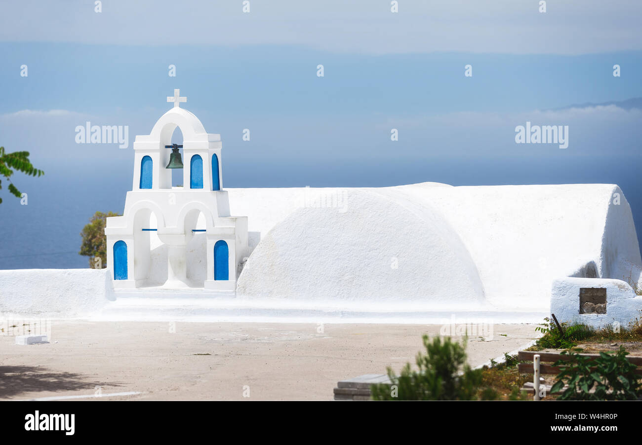 Griechische Inseln Stil Glockenturm der Kirche im Dorf Oia, Santorini, Griechenland Stockfoto