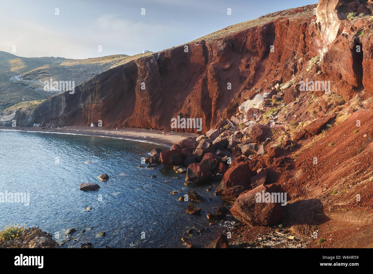 Berühmten Roten Strand, mit vulkanischen Sand und Felsen auf der Insel Santorin, Akrotiri, südliche Ägäis, Griechenland Stockfoto