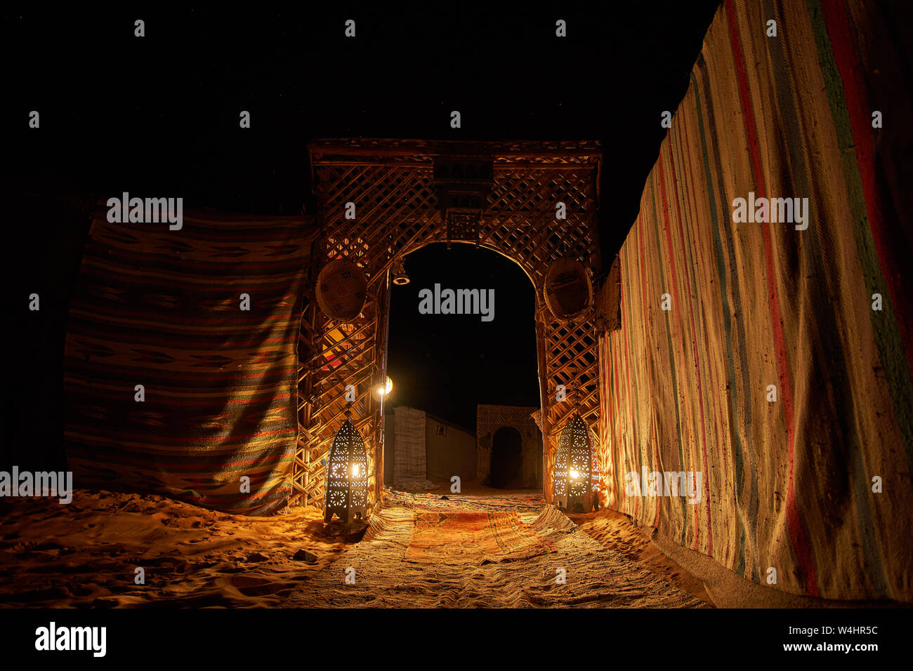 Schöne Atmosphäre am Tor zur Wüste von traditionellen marokkanischen Kerzen Stockfoto