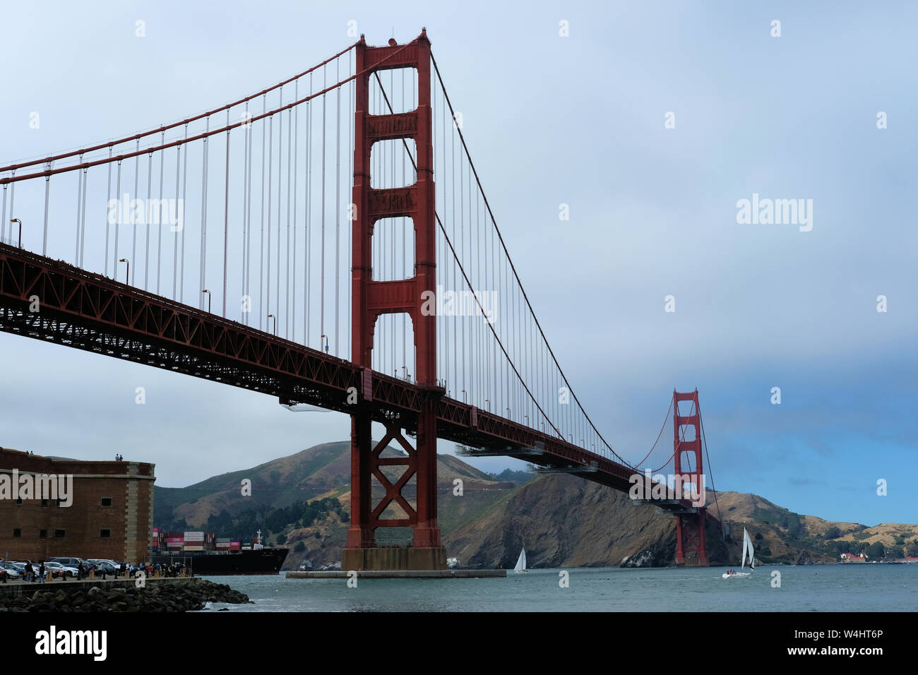 Blick auf die Golden Gate Bridge in San Francisco, Kalifornien von Presidio Park. Stockfoto