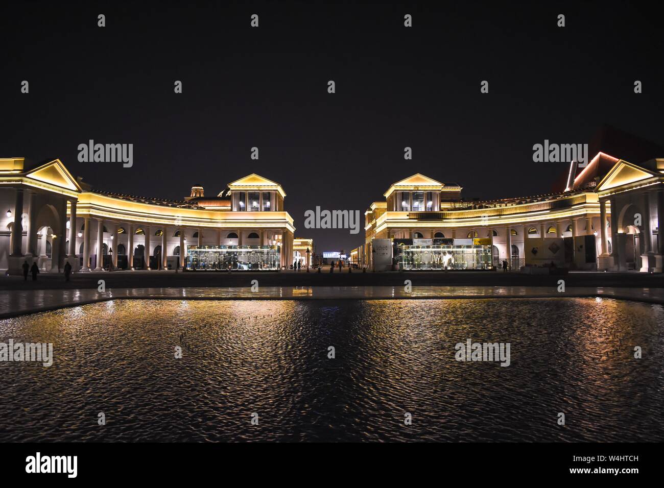 Gebäude am Katara Cultural Village gesehen Über von Wasser in einen Brunnen, in Doha, Katar. Stockfoto