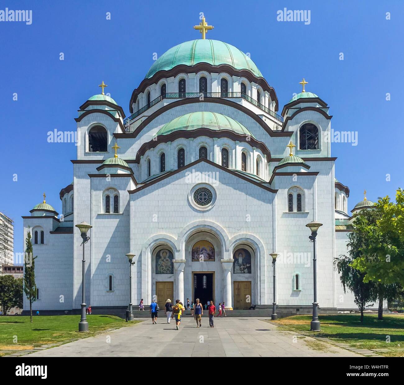 Vorderansicht der Kirche St. Sava (Hram Svetog Save auf Serbisch), einer der größten orthodoxen Kirchen der Welt, in Belgrad, Serbien.b Stockfoto