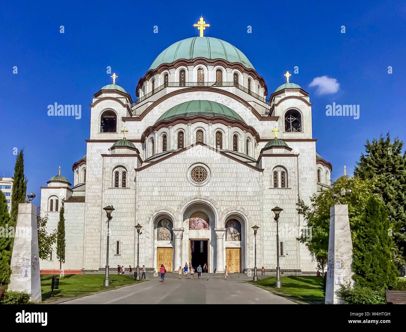 Vorderansicht der Kirche St. Sava (Hram Svetog Save auf Serbisch), einer der größten orthodoxen Kirchen der Welt, in Belgrad, Serbien.b Stockfoto