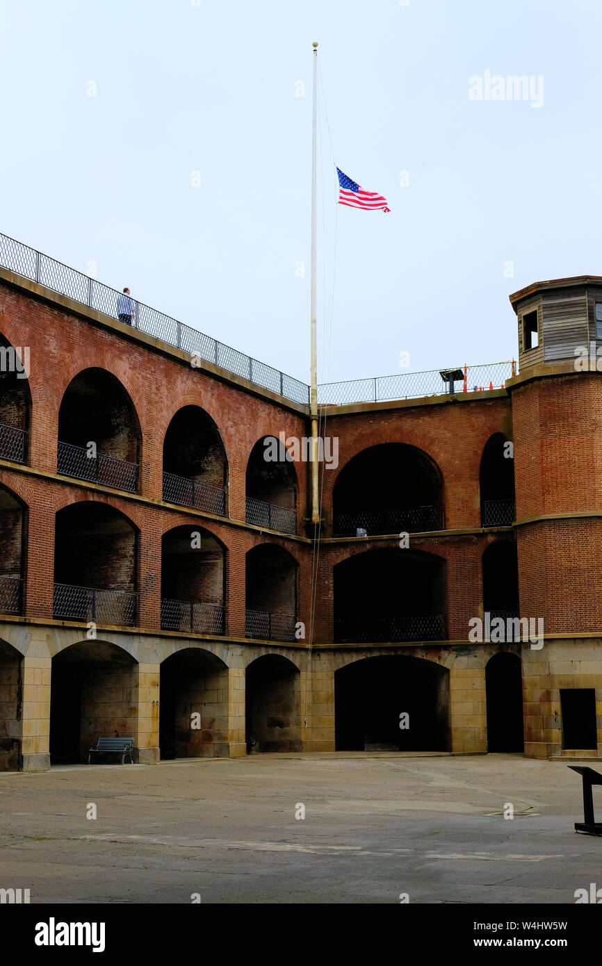 Interieur Galerien und Bögen am Fort Point in Presidio Park in San Francisco, Kalifornien; amerikanische Flagge auf Halbmast. Stockfoto