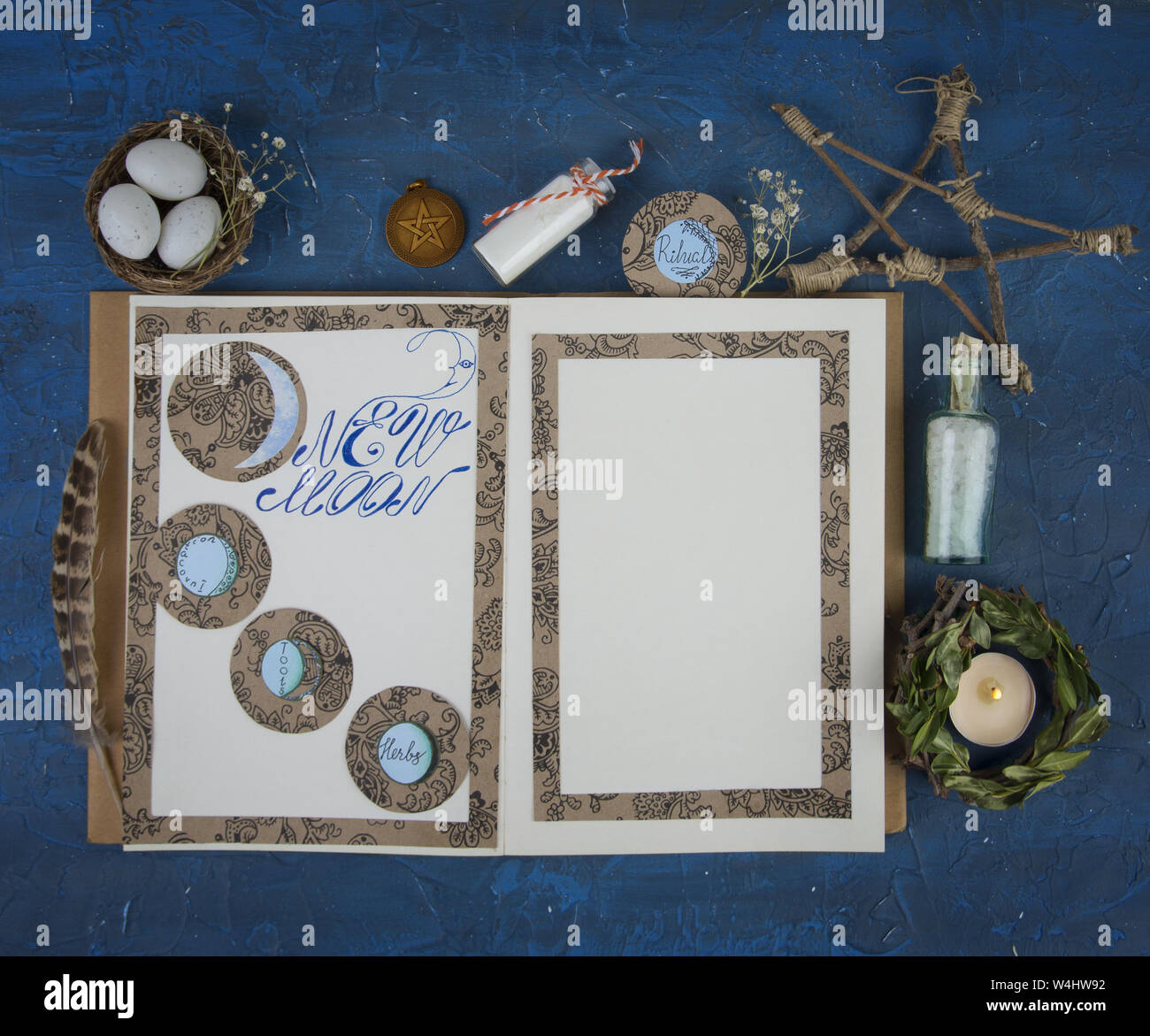 Buch der Schatten auf einer Seite mit Neumond Ritual eröffnet. Vorbereitung zum Anreißen Stockfoto