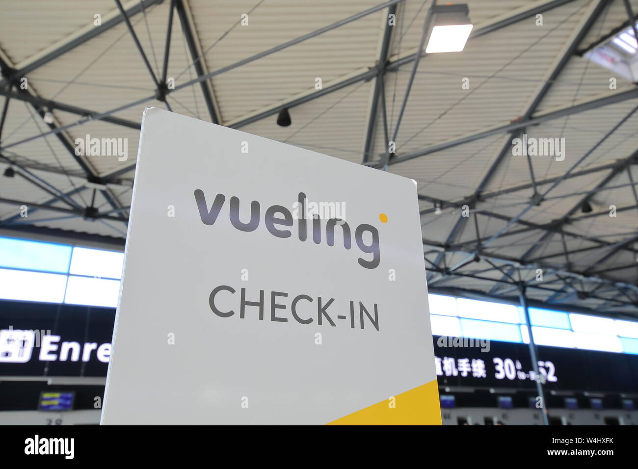 Vueling Airline Check-in Schalter der Flughafen Paris Charles de Gaulle  Paris Frankreich Stockfotografie - Alamy