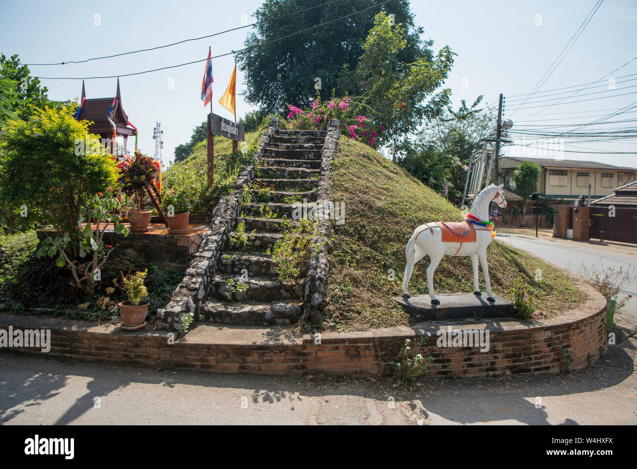 Die alte Stadtmauer der Altstadt im Stadtzentrum von Phrae im Norden von Thailand. Thailand, Phrae November, 2018. Stockfoto