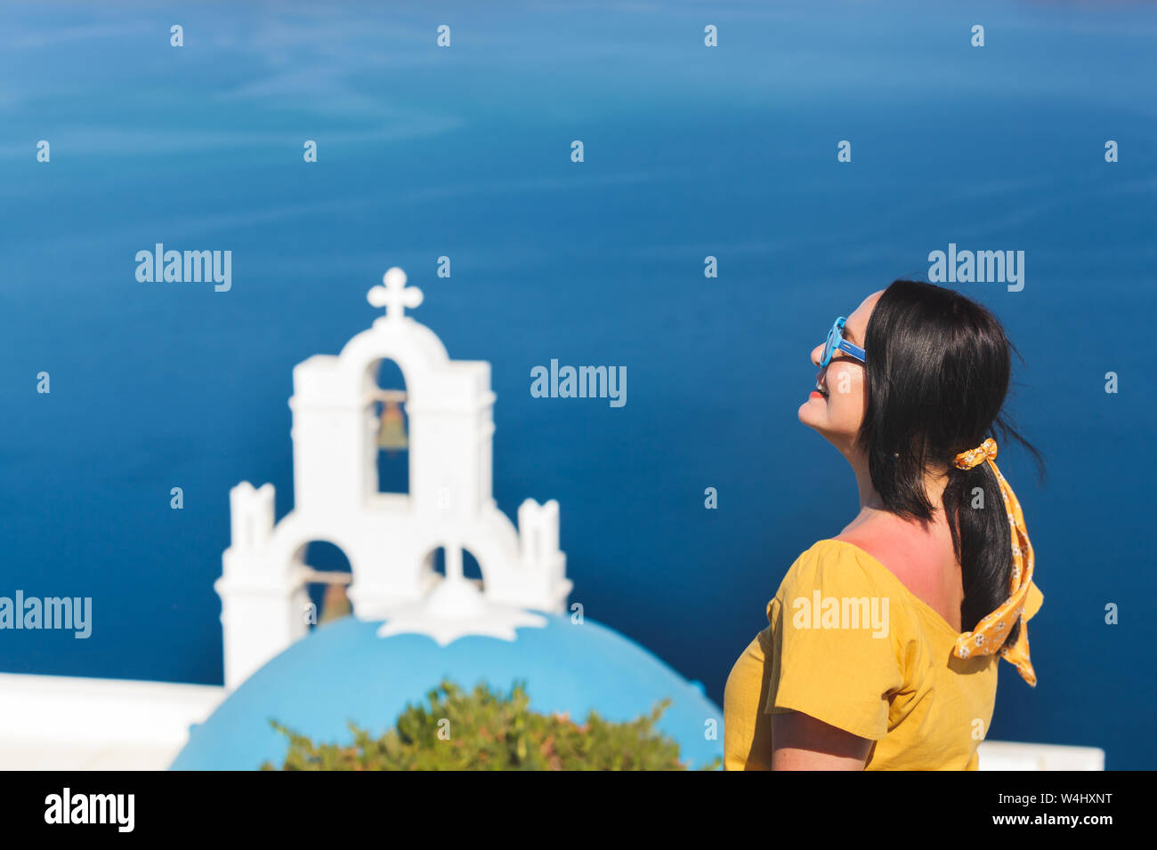 Profil Ansehen der Frau durch die Kirche gegen Himmel, Thira, Santorini, Griechenland Stockfoto