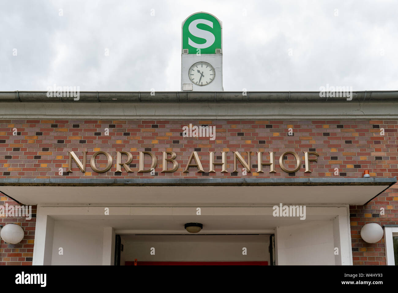 Nordbahnhof, Berlin, Deutschland - Juli 07, 2019: Angesichts der Bahnhof Nordbahnhof mit den typischen Grün S renoviert - Zeichen Stockfoto