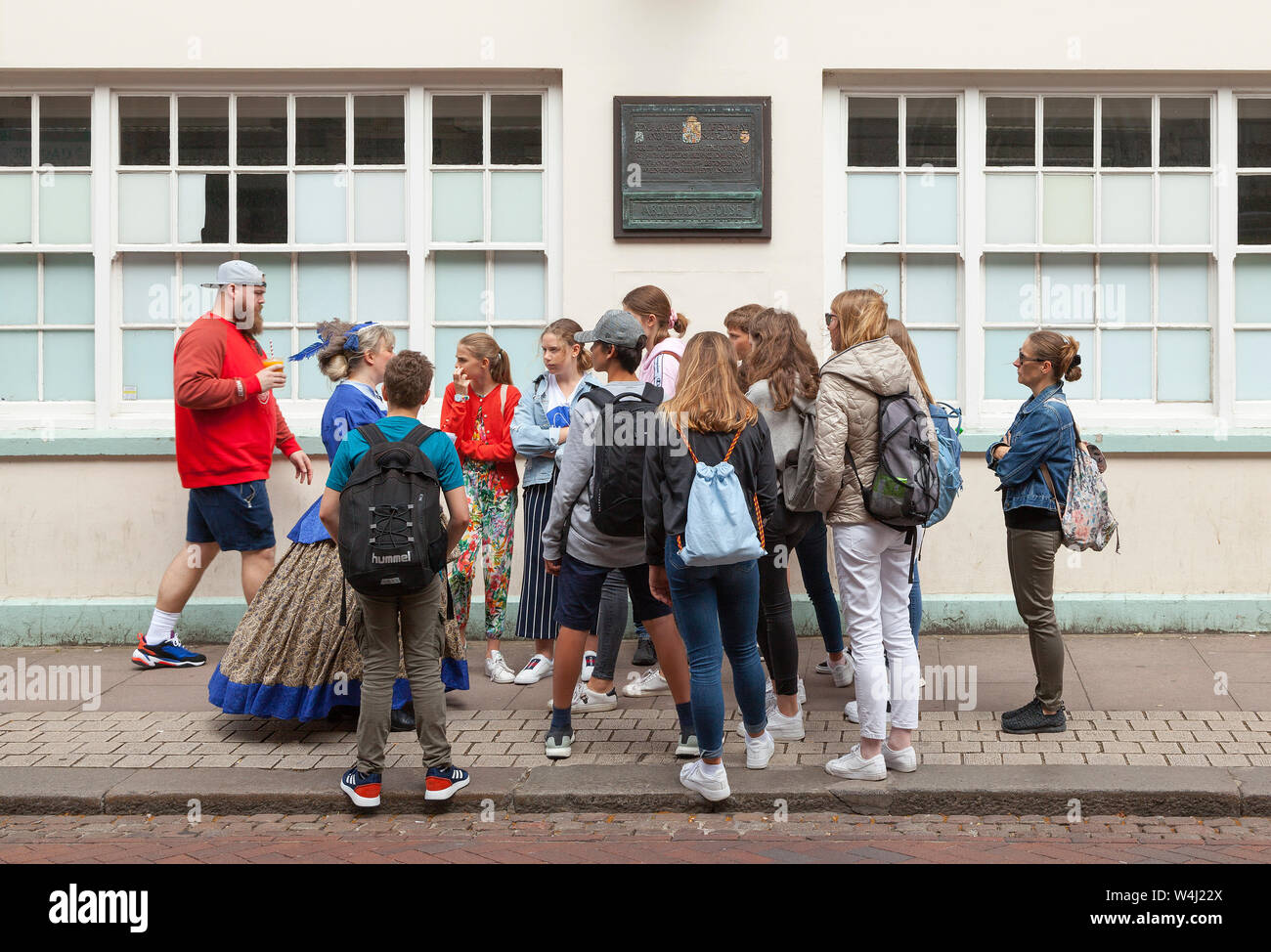 Abdankung House, Rochester, Großbritannien, Deutsche Studentin Tour Gruppe mit lokalen Guide in "Periode" Kostüm Stockfoto