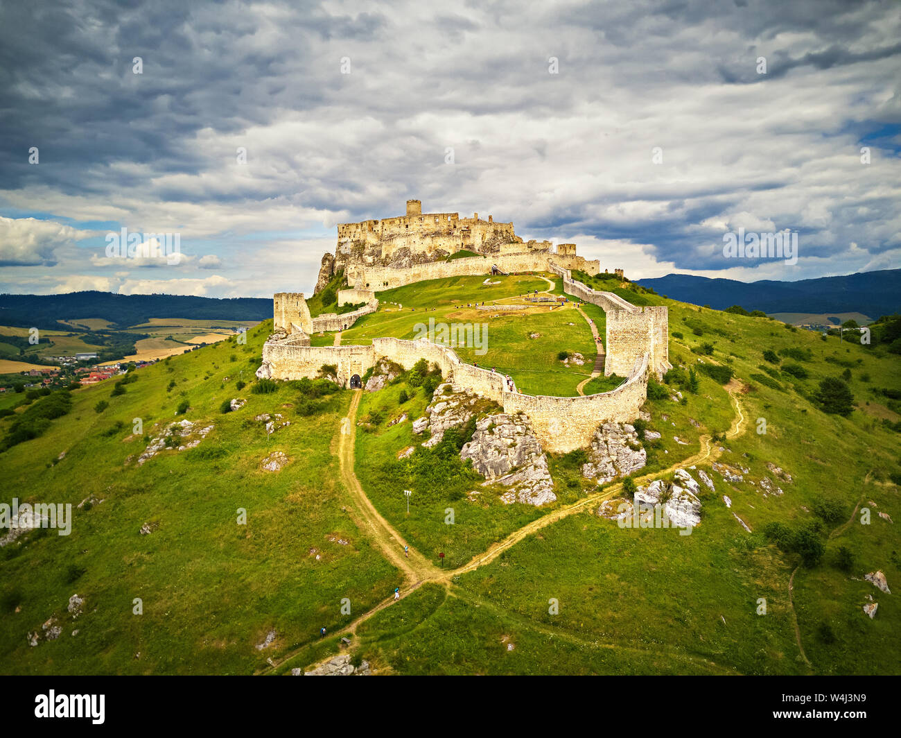 Luftaufnahme von Spis (Zipser, spišský) Schloss im Sommer, zweitgrößte Schloss in der Mitte Europa, Unesco Wold Erbe, Slowakei Stockfoto