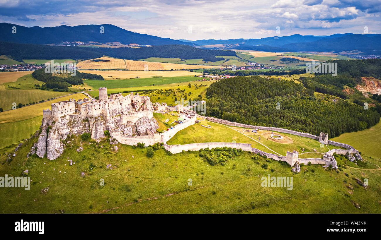 Luftaufnahme von Spis (Zipser, spišský) Schloss im Sommer, zweitgrößte Schloss in der Mitte Europa, Unesco Wold Erbe, Slowakei Stockfoto