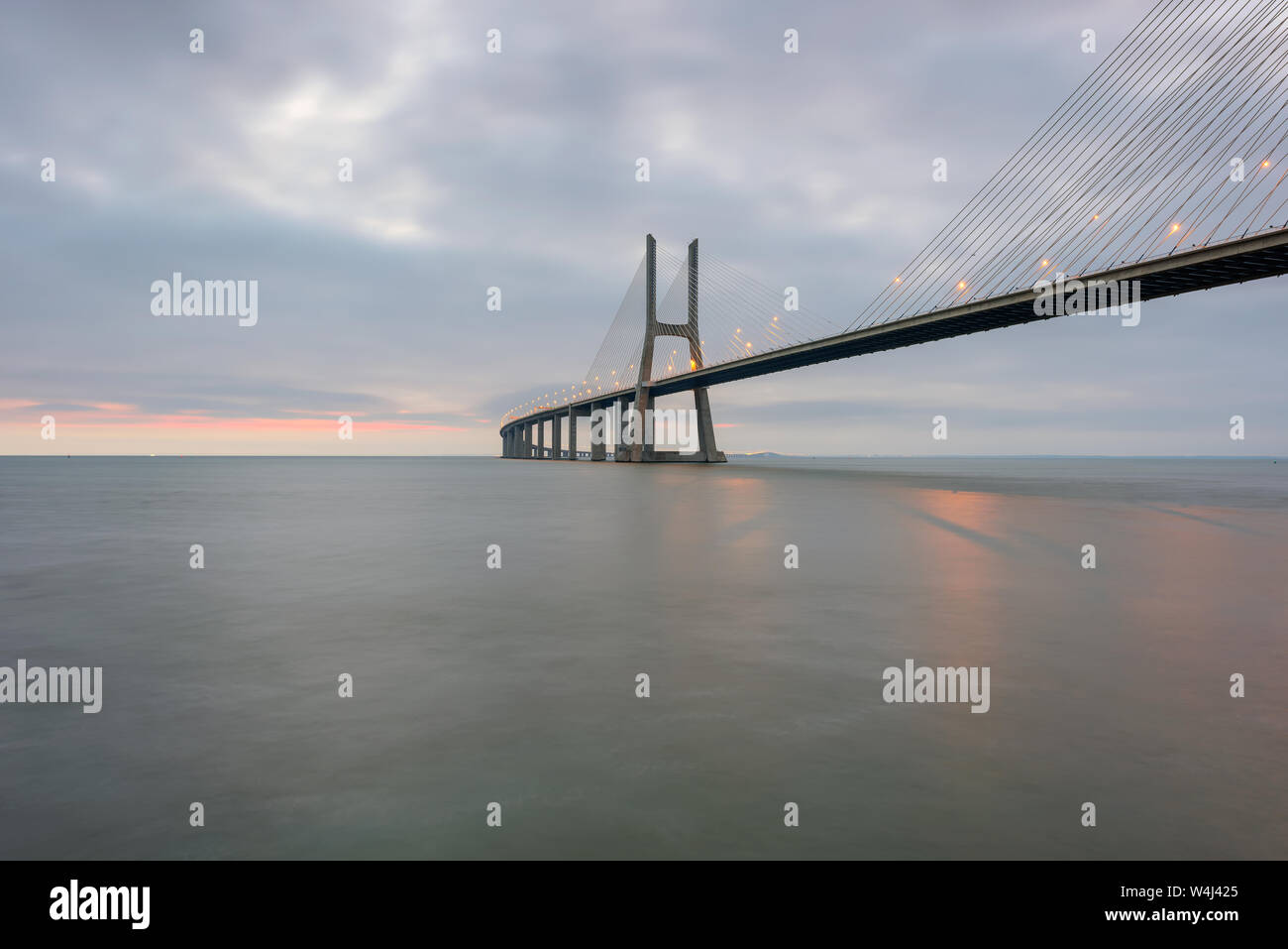 Urbane Landschaft bei Sonnenaufgang. Lissabon ist ein tolles Reiseziel. Die Vasco-da-Gama-Brücke ist eine schöne Wahrzeichen, und eine der längsten Brücken Stockfoto