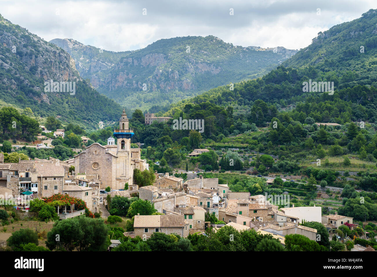 Wunderschöne Aussicht auf Esglesia de Sant Bartolomeu in der Altstadt von Valldemossa, Mallorca, Spanien - Sonne und Wolken schaffen interessante Beleuchtung Stockfoto